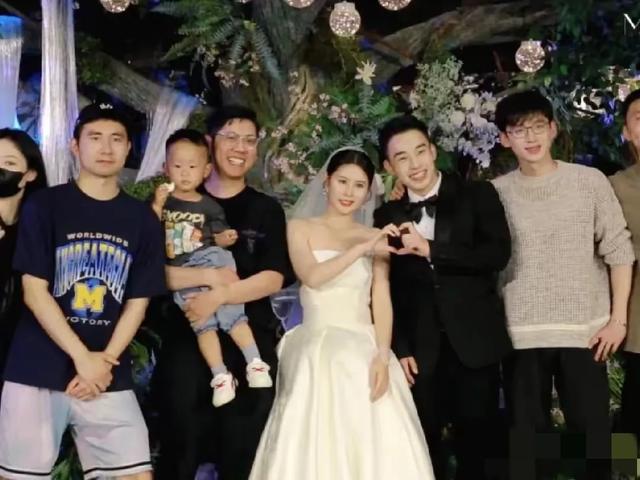 白敬亭带宋轶参加发小婚礼，这装扮也普通了，网友:没有新郎帅