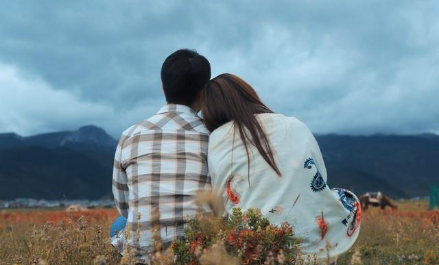 90%男生不懂：肢体接触按这个顺序来，女生会主动靠近你