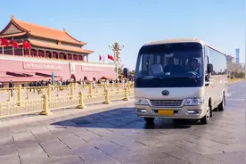 “直服”模式强力赋能，宇通客车再担全国两会服务主力图片