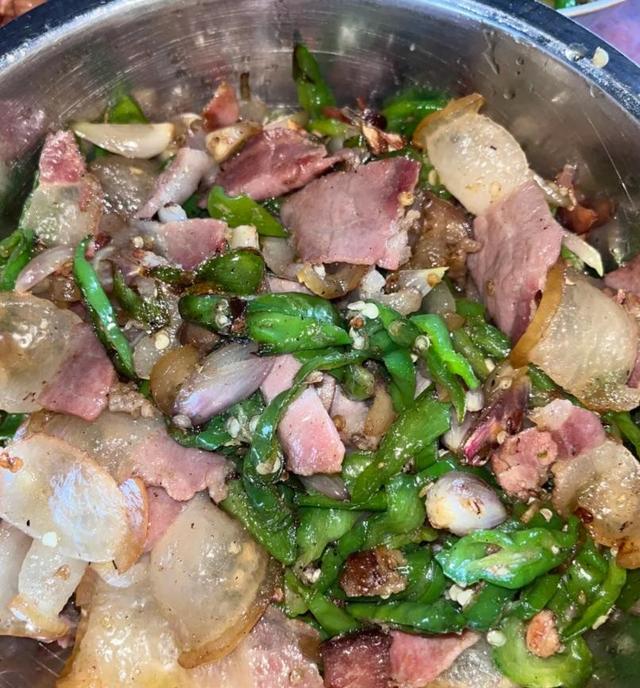 四川一家三口的午饭，晒圈火了，网友：吃的啥玩意，狗看了都得跑