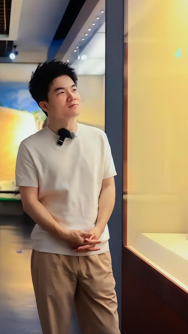 官媒发文，高调官宣32岁董宇辉喜讯，全网恭喜，终于等到这一天