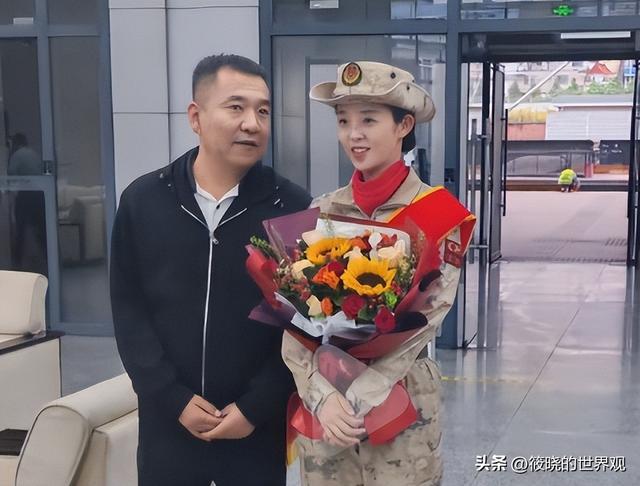 女兵领队王媛私生活照曝光后，才知她牺牲有多大，老公直言很骄傲