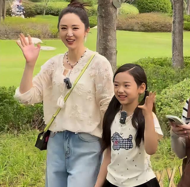 摊事了！央视主持人海外游，带妻女高调炫耀海外生活，被网友骂惨