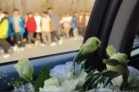 宿命感！即将结婚的新人在婚车迎亲途中，偶遇到了踏青的学生们！图片