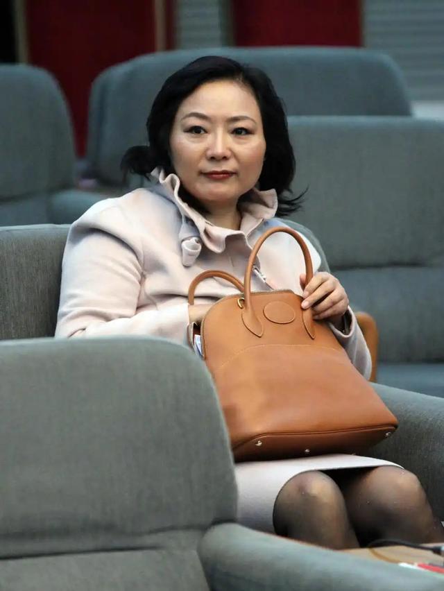 手握11万亩地皮，银行存七百多亿，她才是我国隐形“地产女首富”