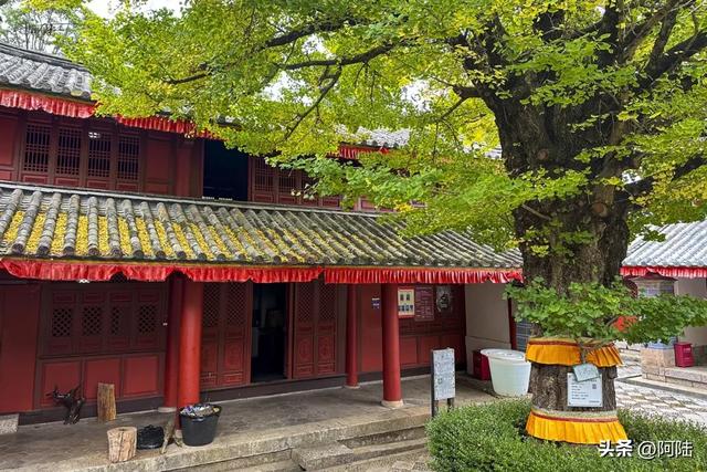 探访丽江现存最古老的庙宇，了解到纳西人心目中的保护神——三多