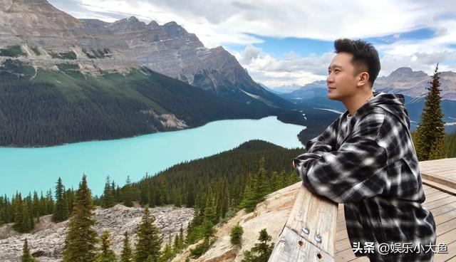 主持人杨帆一家在加拿大旅行，俩女儿一个像爸一个像妈，好幸福