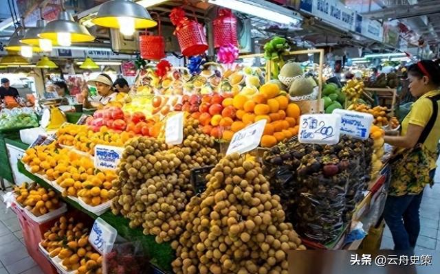 泰国大量水果腐烂，因为摊上的中文标语，中国游客:自己留着吧