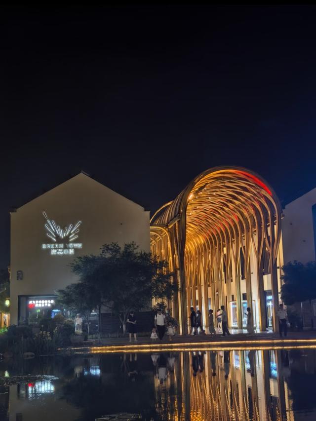 刚从杭州来，毫不客气说，杭州是省会中，城建最诗意最通透的城市