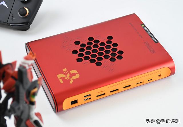 国产“便携式”显卡上手简评：搭载AMD 7800M独显，丰富接口设计