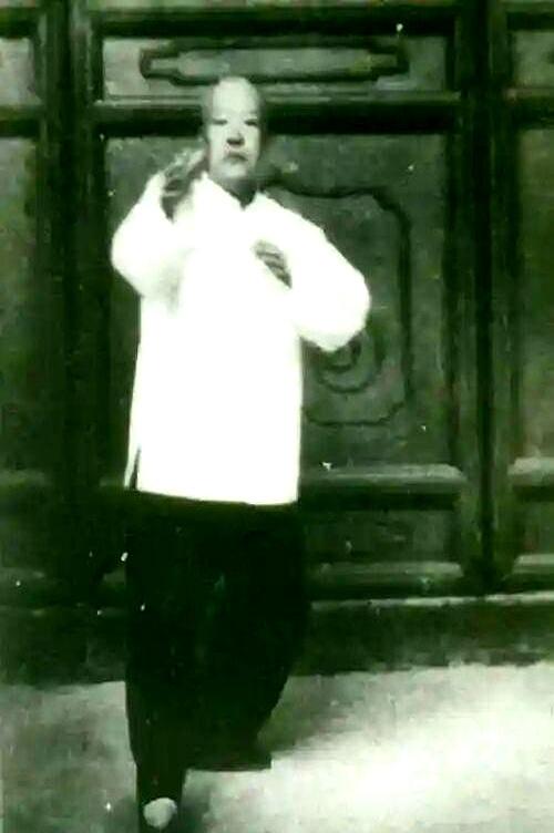 太极不用手，全靠腰胯走