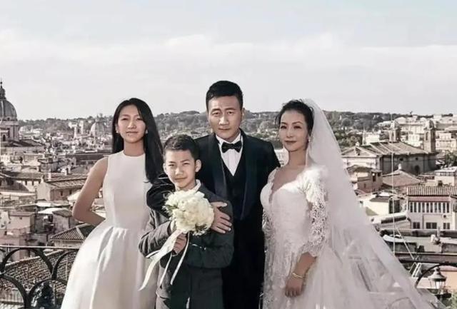 原来他们是夫妻，《归队》他又火了，和老婆因戏生情儿女双全