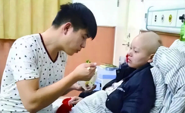 山东一男子不顾反对娶患癌女为妻，谁料	，妻子去世，他给妻子手机充1000元话费，每天打电话问候