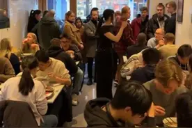 一碗百元，月入百万！中国小伙在瑞典开兰州拉面馆生意爆火图片