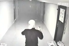 小哥送达外卖拍照后又取走餐品，顾客：好笑又无语，已向平台反映图片