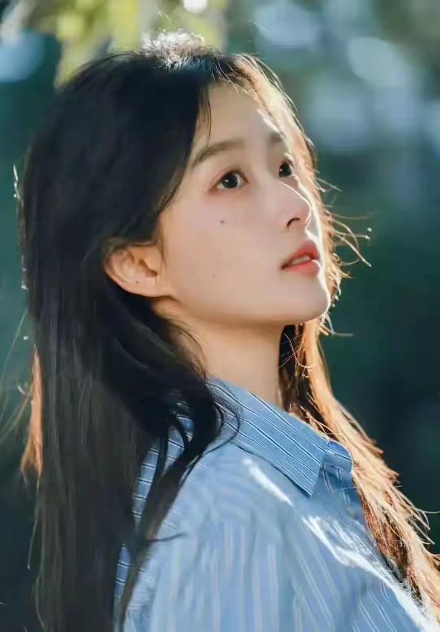 四川大学校花廖雨苇好美，五官精致，倾国倾城，美得让人移不开眼