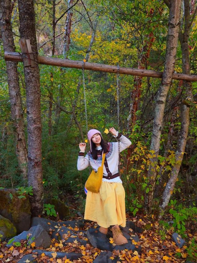 闯入秋日油画！松坪沟彩林巅峰绽放，泡私汤温泉，看千年非遗打铁花！