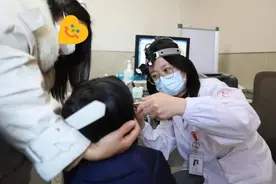 鼻孔塞黄豆、手指卡玩具……现实版“魔童”闹腾，家长需留神图片