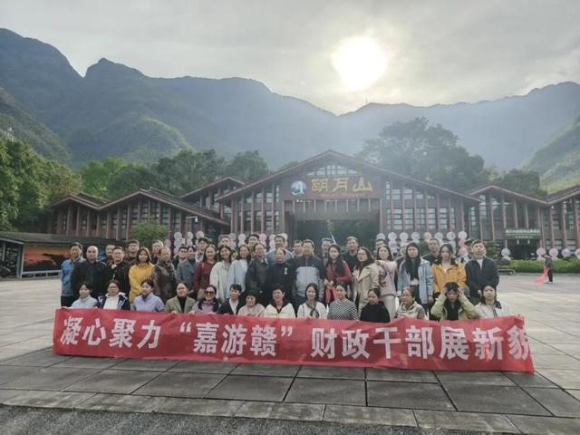 明月山进入秋冬旅游旺季，3000人旅行团畅游山水美景！