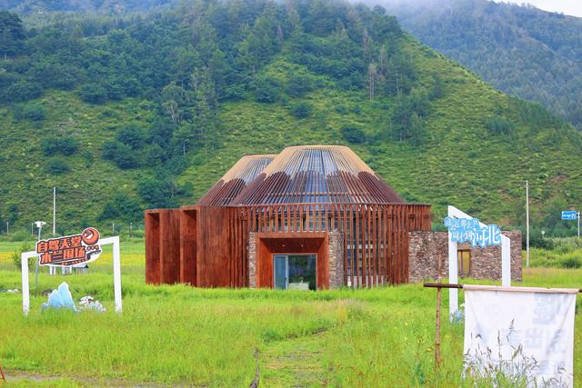 木兰围场有一处星空图书馆，获得国际建筑大奖，由吴彦祖亲手建造