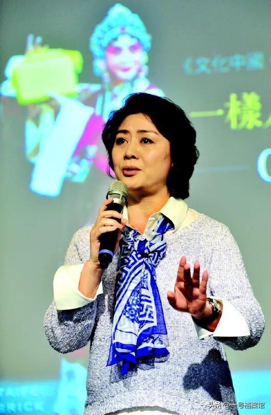 至今未婚未育，身边却有男人陪了近27年！59岁的她才是真人间清醒