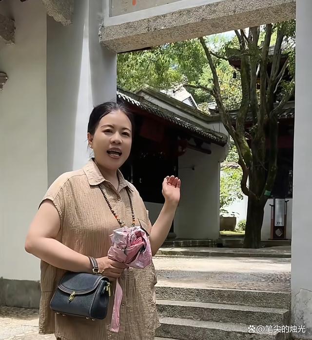 许敏现身景区宣传家乡美景，仪表端庄举止优雅，网友：许妈太美了