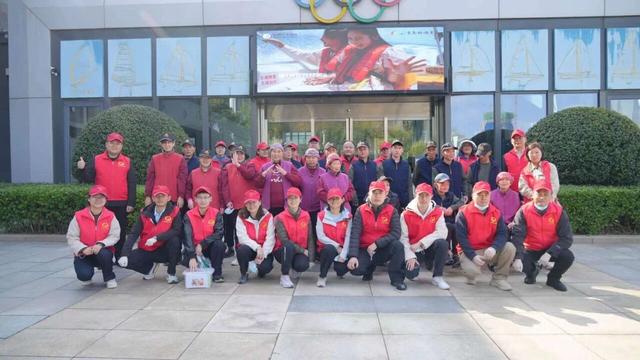 青岛市社会福利院老人：游船之上度重阳