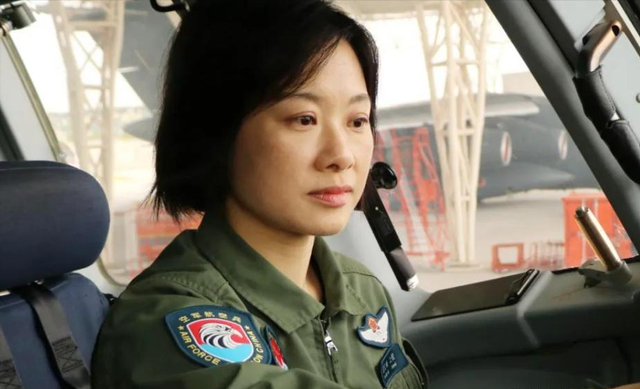 阅兵女机长身份曝光，私生活被揭露，付出牺牲，丈夫身份引关注。