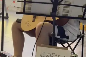 八岁男孩街头弹吉他卖艺，却获众人称赞？妈妈：孩子主动提出，手都弹破皮了图片
