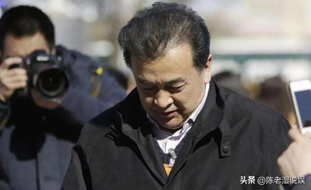 上午被免职	，下午被带走，登24年春晚却忽然消失的黄宏如今怎样