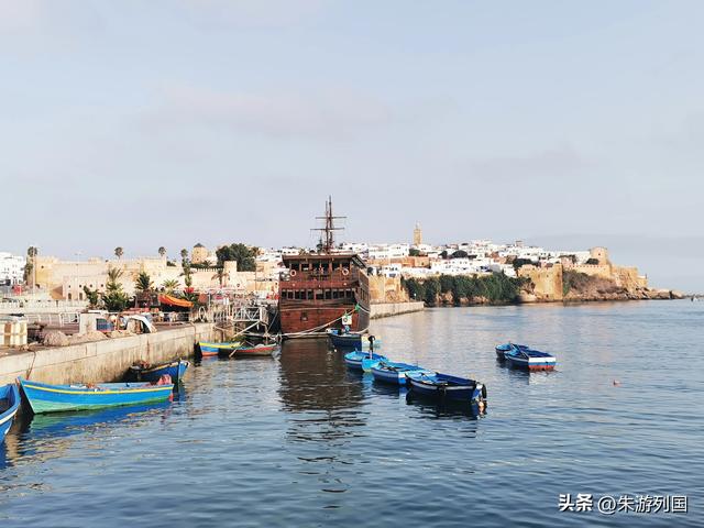 蓝白巷弄与敞门面包车，摩洛哥的荒诞与真实