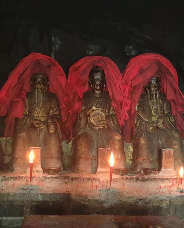 重庆大足深山有一神秘洞窟，洞口对联无人能懂，如同天书