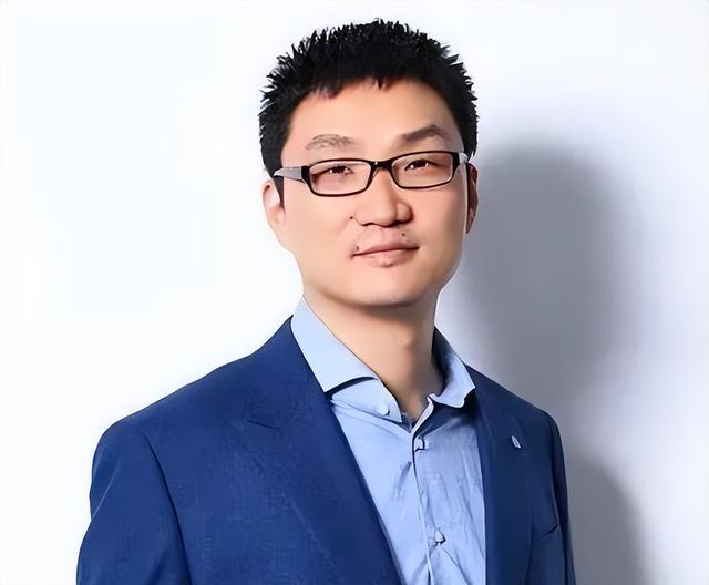 放弃首富做“首善”，他41岁无偿捐出了1000亿，功成身退令人羡慕