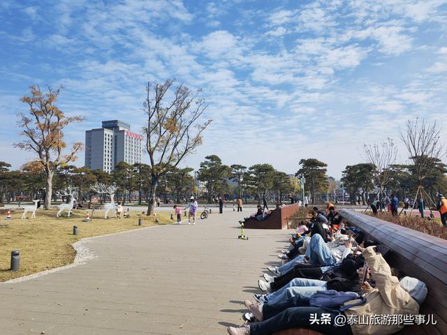 泰安：一个广场里的2个躺椅爆红网络，“抢位大战”让你“躺”赢