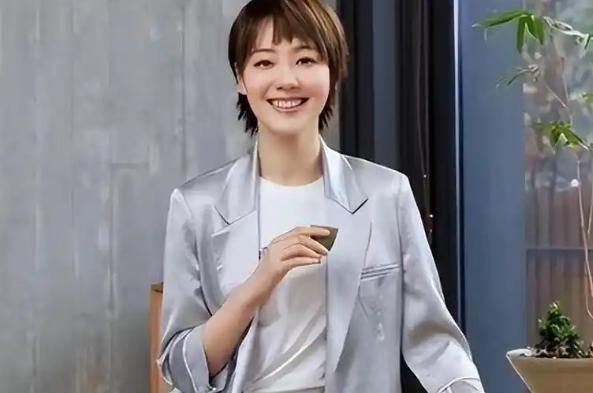 讨好大佬，陪睡上位，遭央视“开除”，她身上的标签哪个才是真的