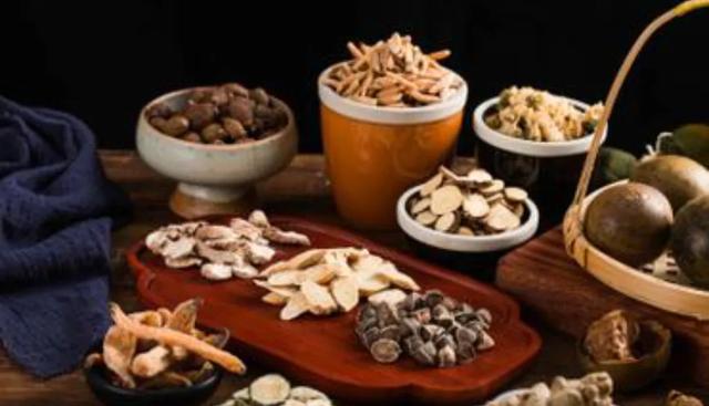 一清胶囊治疗:皮肤痤疮,急性咽炎,反流性食管炎
