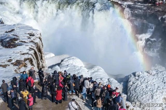 坐着高铁“回延安” 丨首批西延高铁旅游团抵达陕西壶口瀑布