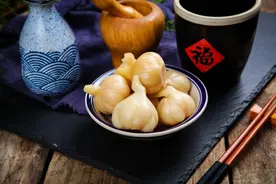 今年又开始腌糖醋蒜了，做法详细，酸甜可口图片