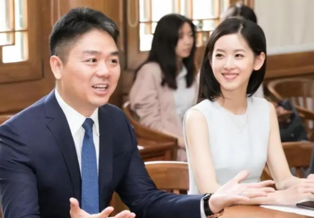 刘强东一句话暴露婚变传闻真相后，恶心一幕出现，奶茶妹妹太可怜