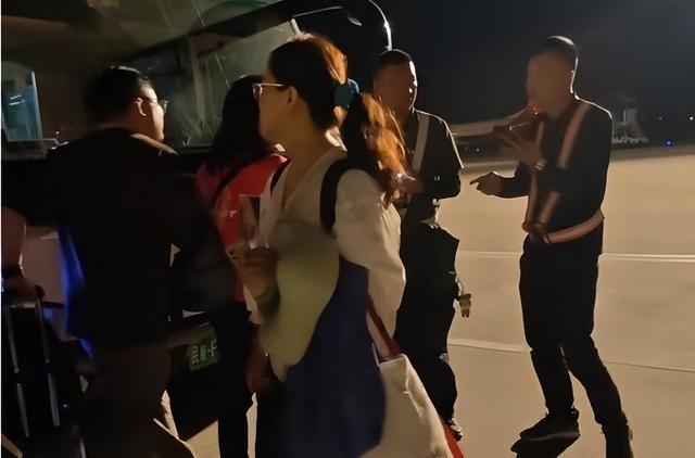 西宁机场惊魂3分钟！乘客集体砸窗逃生，机场公布视频激怒全网