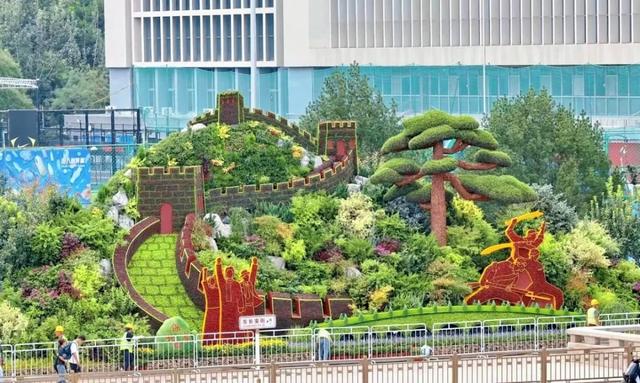 先睹为快！纪念抗战胜利80周年主题花坛搭建中→