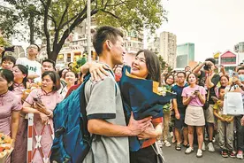 @所有考生：拼过了，你们都很了不起！看厦门家长及亲友花式迎接考生图片