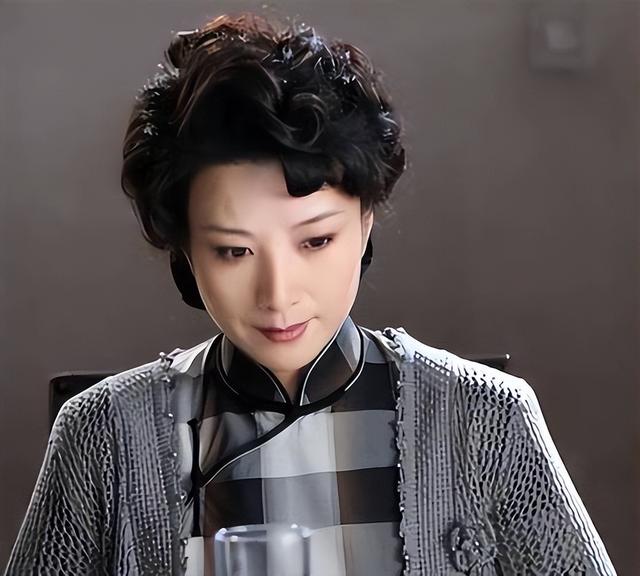 权色交易、陪睡上位，她压根不沾边，简直是娱圈的一股“清流	”