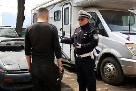 无窗轿车占道、“仓库车”长期停放 冰城交警迅速清理图片