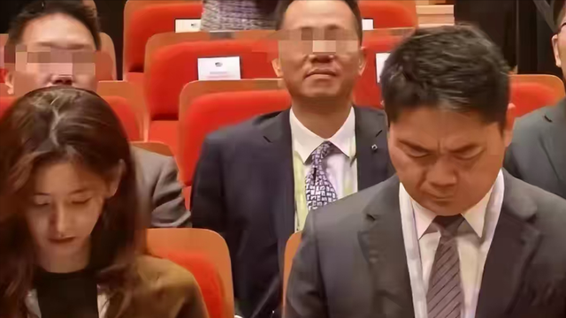 这次，在自嘲老婆面前没自信的刘强东身上，暴露了老夫老妻的尴尬