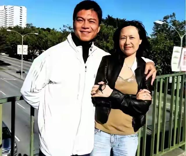 61岁江嘉良似30岁小伙，同框62岁妻子像母子！恩爱多年甜蜜依旧