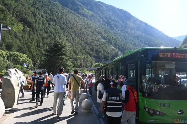 九寨沟景区客流高峰服务再升级 多举措畅通游客出行