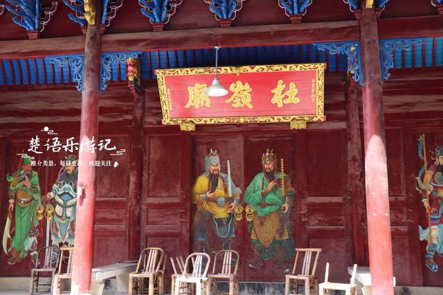 浙江宁波泉溪畔的千年古村，群山环抱溪水中流，适合休闲与徒步