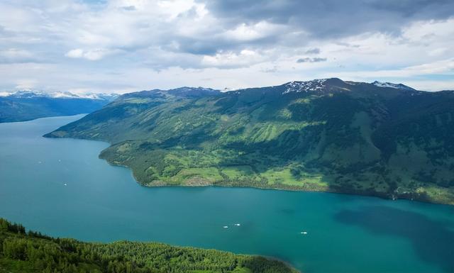 新疆与俄罗斯交界有个县，出了三个世界级景点，风景绝美不输瑞士