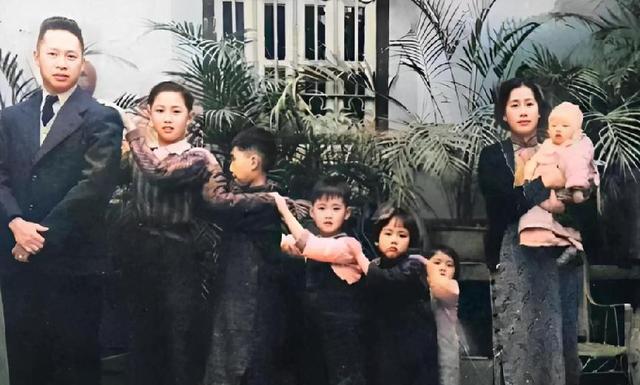 李鹏总理儿媳罕见留影，五官端正长相大气，爷爷功勋卓著比肩元帅